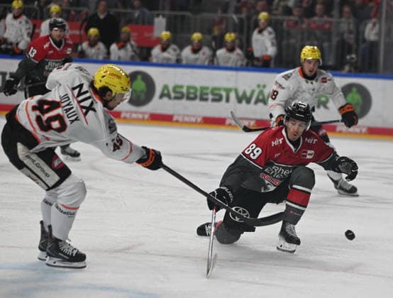 09.08.2026, xophax, KEC , Eishockey , Haie. LanxessArena : Kölner Haie gegen Löwen Frankfurt. V.l.n.rechts : Michael Joyaux ( Frankfurt ) und Gregor Macleod ( KEC) Köln Cologne