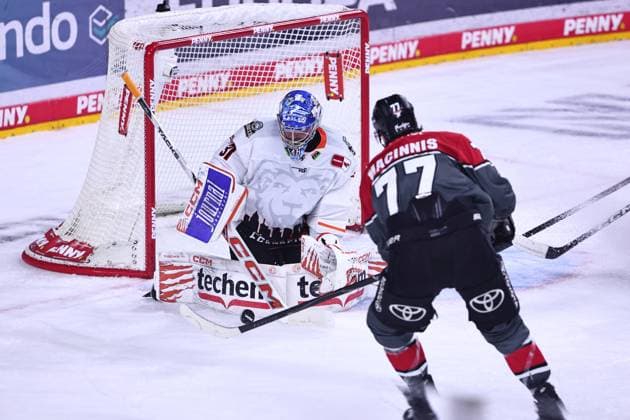Adam Scheel (Loewen Frankfurt, 31) pariert diesen Schuss von Ryan MacInnis (Koelner Haie, 77) GER, Kölner Haie vs Loewen Frankfurt, Eishockey, PENNY DEL, 2. Spieltag, Spielzeit 2026 2027, 20.09.2026 GER, Kölner Haie vs Loewen Frankfurt, Eishockey, PENNY DEL, 2. Spieltag, Spielzeit 2026 2027, 20.09.2026 Koeln Copyright: xEibner-Pressefoto RenexWeissx EP_RWS