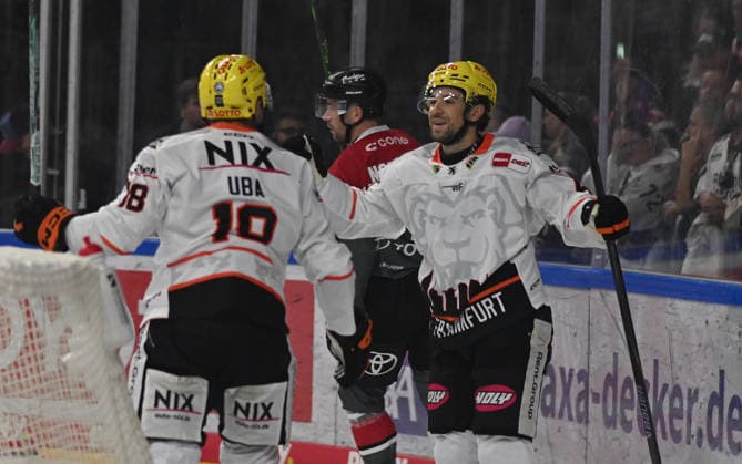 09.08.2026, xophax, KEC , Eishockey , Haie. LanxessArena : Kölner Haie gegen Löwen Frankfurt. V.l.n.rechts : Michael Joyaux ( Frankfurt ) , rechts und Eric Jonatha Uba , links ( Frankfurt ) nach dem Anschlusstreffer zum 1 zu 3. Köln Cologne