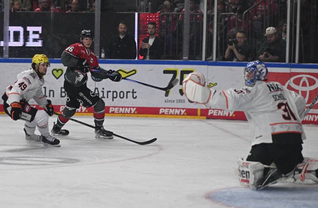 09.08.2026, xophax, KEC , Eishockey , Haie. LanxessArena : Kölner Haie gegen Löwen Frankfurt. V.l.n.rechts : Michael Joyaux ( Frankfurt ) , Kevin Nieten ( KEC ) und Torwart Adam Scheel ( Frankfurt ) Köln Cologne