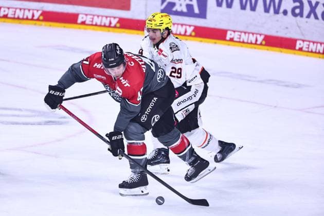 Veli-Matti Viitasmaeki (Koelner Haie, 47) kommt vor Anthony Romano (Loewen Frankfurt, 29) an den Puck GER, Kölner Haie vs Loewen Frankfurt, Eishockey, PENNY DEL, 2. Spieltag, Spielzeit 2026 2027, 20.09.2026 GER, Kölner Haie vs Loewen Frankfurt, Eishockey, PENNY DEL, 2. Spieltag, Spielzeit 2026 2027, 20.09.2026 Koeln Copyright: xEibner-Pressefoto RenexWeissx EP_RWS
