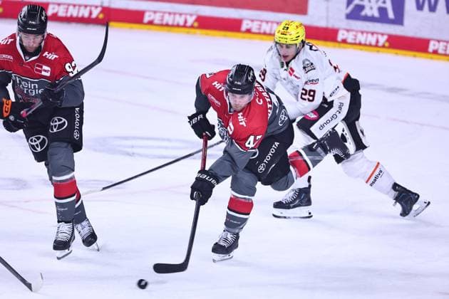Veli-Matti Viitasmaeki (Koelner Haie, 47) kommt vor Anthony Romano (Loewen Frankfurt, 29) an den Puck GER, Kölner Haie vs Loewen Frankfurt, Eishockey, PENNY DEL, 2. Spieltag, Spielzeit 2026 2027, 20.09.2026 GER, Kölner Haie vs Loewen Frankfurt, Eishockey, PENNY DEL, 2. Spieltag, Spielzeit 2026 2027, 20.09.2026 Koeln Copyright: xEibner-Pressefoto RenexWeissx EP_RWS