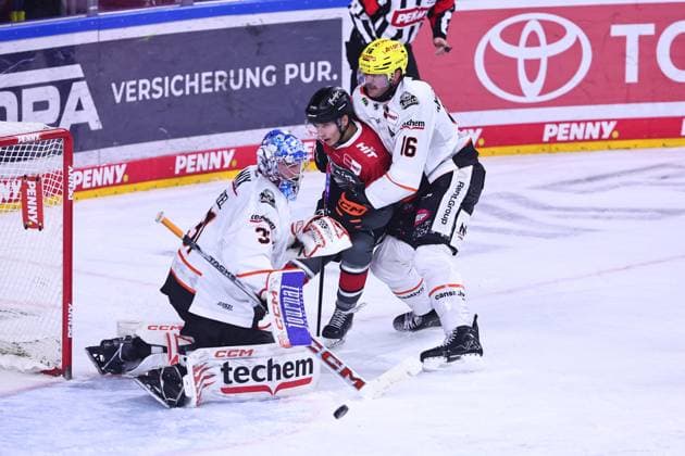 Kevin Niedenz (Koelner Haie, 46) im Zweikampf mit Konrad Abeltshauser (Loewen Frankfurt, 16) neben dem Tor von Adam Scheel (Loewen Frankfurt, 31) GER, Kölner Haie vs Loewen Frankfurt, Eishockey, PENNY DEL, 2. Spieltag, Spielzeit 2026 2027, 20.09.2026 GER, Kölner Haie vs Loewen Frankfurt, Eishockey, PENNY DEL, 2. Spieltag, Spielzeit 2026 2027, 20.09.2026 Koeln Copyright: xEibner-Pressefoto RenexWeissx EP_RWS