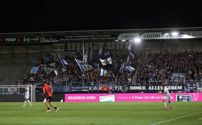 20.09.2026, Fussball 3. Liga, SV Wehen Wiesbaden - MSV Duisburg, v.l., Fans,Stimmung, Schals, Trikots, Emotionen DFL DFB REGULATIONS PROHIBIT ANY USE OF PHOTOGRAPHS AS IMAGE SEQUENCES AND OR QUASI-VIDEO. xdcx Copyright: HMBxMedia Claus