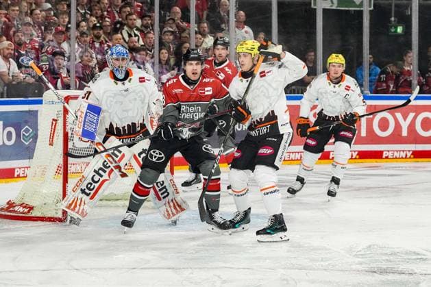 Eishockey Penny-DEL 2. Spieltag Kölner Haie - Löwen Frankfurt am 20.09.2026 in der Lanxess Arena in Köln v.l.n.r. ,Adam Scheel ( Frankfurt ), Patrick Russell ( Köln ), Marcel Noebels ( Köln ), Daniel Wirt ( Frankfurt ), Maksim Matushkin ( Frankfurt ) Gemäß den Vorgaben der DEL Deutsche Eishockey Liga ist die Publikation und Weiterverwertung der Aufnahmen in elektronischen Medien und Endgeräten aller Art während des laufenden Spiels nicht zulässig.