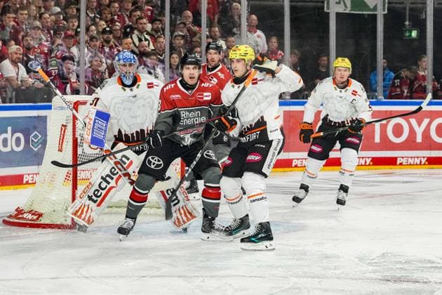 Eishockey Penny-DEL 2. Spieltag Kölner Haie - Löwen Frankfurt am 20.09.2026 in der Lanxess Arena in Köln v.l.n.r. ,Adam Scheel ( Frankfurt ), Patrick Russell ( Köln ), Marcel Noebels ( Köln ), Daniel Wirt ( Frankfurt ), Maksim Matushkin ( Frankfurt ) Gemäß den Vorgaben der DEL Deutsche Eishockey Liga ist die Publikation und Weiterverwertung der Aufnahmen in elektronischen Medien und Endgeräten aller Art während des laufenden Spiels nicht zulässig.
