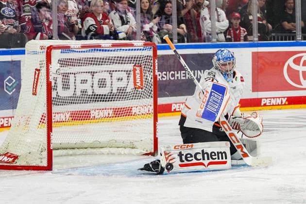 Eishockey Penny-DEL 2. Spieltag Kölner Haie - Löwen Frankfurt am 20.09.2026 in der Lanxess Arena in Köln Adam Scheel ( Frankfurt ), wehrt einen Kölner Torschuss erfolgreich ab Gemäß den Vorgaben der DEL Deutsche Eishockey Liga ist die Publikation und Weiterverwertung der Aufnahmen in elektronischen Medien und Endgeräten aller Art während des laufenden Spiels nicht zulässig.