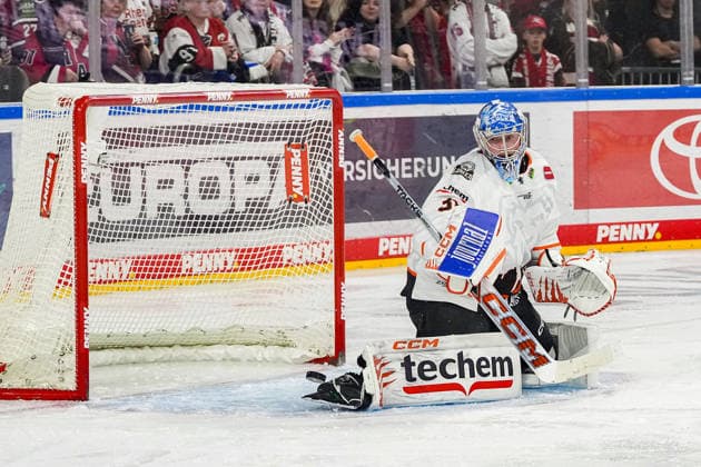 Eishockey Penny-DEL 2. Spieltag Kölner Haie - Löwen Frankfurt am 20.09.2026 in der Lanxess Arena in Köln Adam Scheel ( Frankfurt ), wehrt einen Kölner Torschuss erfolgreich ab Gemäß den Vorgaben der DEL Deutsche Eishockey Liga ist die Publikation und Weiterverwertung der Aufnahmen in elektronischen Medien und Endgeräten aller Art während des laufenden Spiels nicht zulässig.