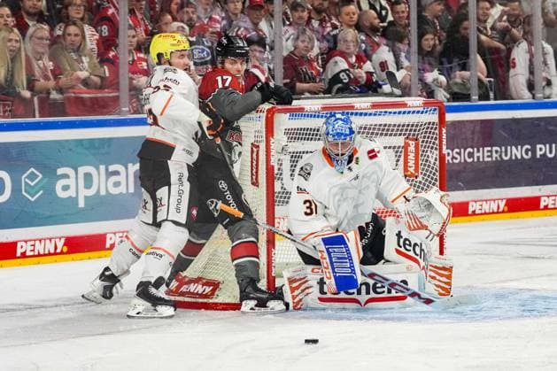 Eishockey Penny-DEL 2. Spieltag Kölner Haie - Löwen Frankfurt am 20.09.2026 in der Lanxess Arena in Köln Maksim Matushkin ( Frankfurt ), links - Jan Luca Sennhenn ( Köln ), mitte - Adam Scheel ( Frankfurt ), rechts Gemäß den Vorgaben der DEL Deutsche Eishockey Liga ist die Publikation und Weiterverwertung der Aufnahmen in elektronischen Medien und Endgeräten aller Art während des laufenden Spiels nicht zulässig.