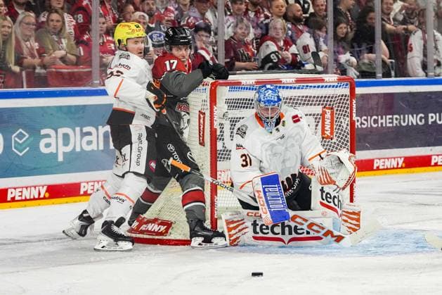 Eishockey Penny-DEL 2. Spieltag Kölner Haie - Löwen Frankfurt am 20.09.2026 in der Lanxess Arena in Köln Maksim Matushkin ( Frankfurt ), links - Jan Luca Sennhenn ( Köln ), mitte - Adam Scheel ( Frankfurt ), rechts Gemäß den Vorgaben der DEL Deutsche Eishockey Liga ist die Publikation und Weiterverwertung der Aufnahmen in elektronischen Medien und Endgeräten aller Art während des laufenden Spiels nicht zulässig.