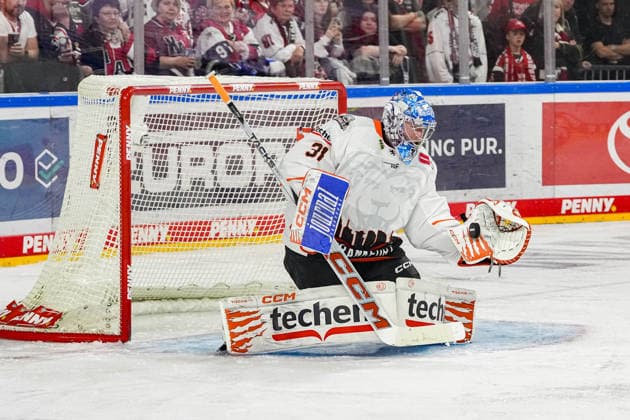 Eishockey Penny-DEL 2. Spieltag Kölner Haie - Löwen Frankfurt am 20.09.2026 in der Lanxess Arena in Köln Adam Scheel ( Frankfurt ), fängt die Scheibe Gemäß den Vorgaben der DEL Deutsche Eishockey Liga ist die Publikation und Weiterverwertung der Aufnahmen in elektronischen Medien und Endgeräten aller Art während des laufenden Spiels nicht zulässig.