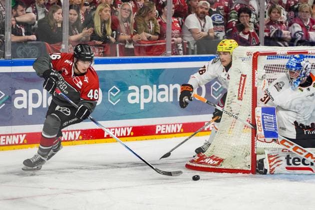 Eishockey Penny-DEL 2. Spieltag Kölner Haie - Löwen Frankfurt am 20.09.2026 in der Lanxess Arena in Köln Kevin Niedenz ( Köln ), links - schiebt die Scheibe vor das Frankfurter Tor Gemäß den Vorgaben der DEL Deutsche Eishockey Liga ist die Publikation und Weiterverwertung der Aufnahmen in elektronischen Medien und Endgeräten aller Art während des laufenden Spiels nicht zulässig.