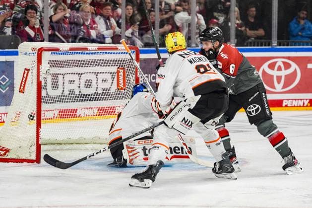 Eishockey Penny-DEL 2. Spieltag Kölner Haie - Löwen Frankfurt am 20.09.2026 in der Lanxess Arena in Köln Markus Ljungh ( Köln ), rechts - erzielt den Treffer zum 3:1 Gemäß den Vorgaben der DEL Deutsche Eishockey Liga ist die Publikation und Weiterverwertung der Aufnahmen in elektronischen Medien und Endgeräten aller Art während des laufenden Spiels nicht zulässig.