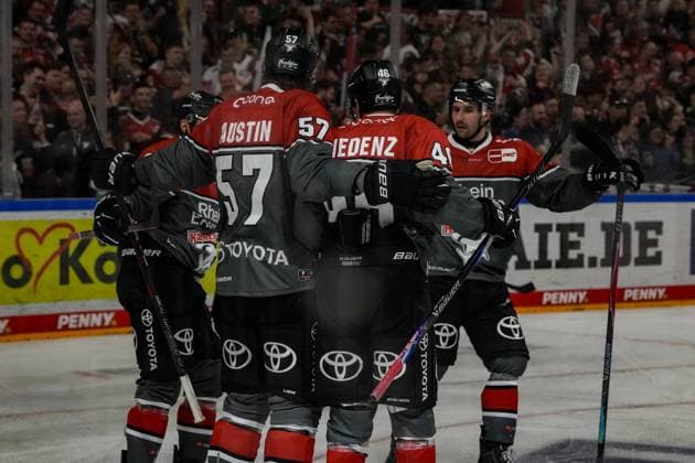 Eishockey Penny-DEL 2. Spieltag Kölner Haie - Löwen Frankfurt am 20.09.2026 in der Lanxess Arena in Köln Kölns Spieler bejubeln den Treffer zum 3:1 durch Markus Ljungh ( Köln ) Gemäß den Vorgaben der DEL Deutsche Eishockey Liga ist die Publikation und Weiterverwertung der Aufnahmen in elektronischen Medien und Endgeräten aller Art während des laufenden Spiels nicht zulässig.