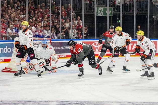 Eishockey Penny-DEL 2. Spieltag Kölner Haie - Löwen Frankfurt am 20.09.2026 in der Lanxess Arena in Köln Viel Verkehr vor Torwart Adam Scheel ( Frankfurt ) Gemäß den Vorgaben der DEL Deutsche Eishockey Liga ist die Publikation und Weiterverwertung der Aufnahmen in elektronischen Medien und Endgeräten aller Art während des laufenden Spiels nicht zulässig.