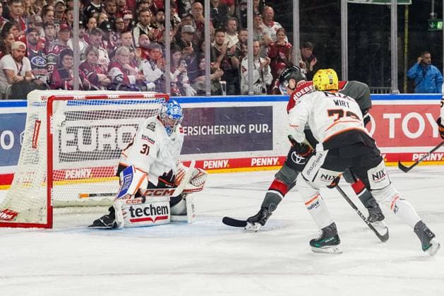 Eishockey Penny-DEL 2. Spieltag Kölner Haie - Löwen Frankfurt am 20.09.2026 in der Lanxess Arena in Köln Adam Scheel ( Frankfurt ), links - Marcel Noebels ( Köln ), mitte - Daniel Wirt ( Frankfurt ), rechts Gemäß den Vorgaben der DEL Deutsche Eishockey Liga ist die Publikation und Weiterverwertung der Aufnahmen in elektronischen Medien und Endgeräten aller Art während des laufenden Spiels nicht zulässig.