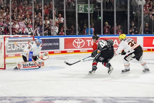 Eishockey Penny-DEL 2. Spieltag Kölner Haie - Löwen Frankfurt am 20.09.2026 in der Lanxess Arena in Köln Adam Scheel ( Frankfurt ), links - Kevin Niedenz ( Köln ), mitte - Matej Leden ( Frankfurt ), rechts Gemäß den Vorgaben der DEL Deutsche Eishockey Liga ist die Publikation und Weiterverwertung der Aufnahmen in elektronischen Medien und Endgeräten aller Art während des laufenden Spiels nicht zulässig.