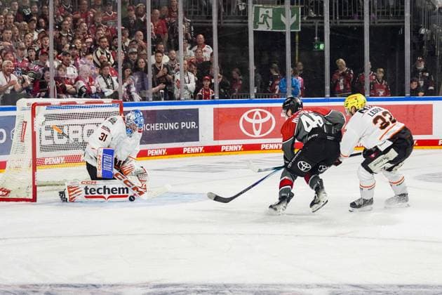 Eishockey Penny-DEL 2. Spieltag Kölner Haie - Löwen Frankfurt am 20.09.2026 in der Lanxess Arena in Köln Adam Scheel ( Frankfurt ), links - Kevin Niedenz ( Köln ), mitte - Matej Leden ( Frankfurt ), rechts Gemäß den Vorgaben der DEL Deutsche Eishockey Liga ist die Publikation und Weiterverwertung der Aufnahmen in elektronischen Medien und Endgeräten aller Art während des laufenden Spiels nicht zulässig.