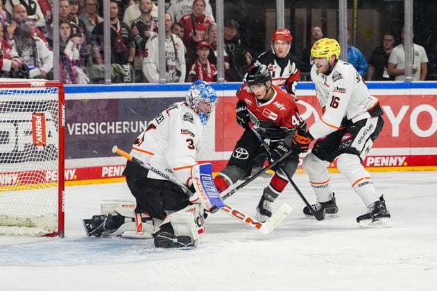 Eishockey Penny-DEL 2. Spieltag Kölner Haie - Löwen Frankfurt am 20.09.2026 in der Lanxess Arena in Köln Adam Scheel ( Frankfurt ), links - Kevin Niedenz ( Köln ), mitte - Konrad Abeltshauser ( Frankfurt ), rechts Gemäß den Vorgaben der DEL Deutsche Eishockey Liga ist die Publikation und Weiterverwertung der Aufnahmen in elektronischen Medien und Endgeräten aller Art während des laufenden Spiels nicht zulässig.