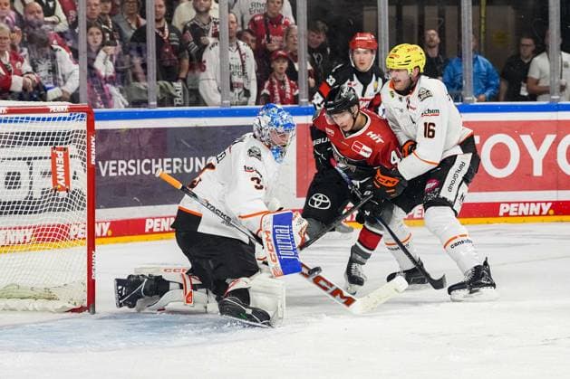 Eishockey Penny-DEL 2. Spieltag Kölner Haie - Löwen Frankfurt am 20.09.2026 in der Lanxess Arena in Köln Adam Scheel ( Frankfurt ), links - Kevin Niedenz ( Köln ), mitte - Konrad Abeltshauser ( Frankfurt ), rechts Gemäß den Vorgaben der DEL Deutsche Eishockey Liga ist die Publikation und Weiterverwertung der Aufnahmen in elektronischen Medien und Endgeräten aller Art während des laufenden Spiels nicht zulässig.