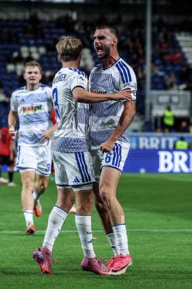 Fussball, 3.Liga Saison 2026 2027 7.Spieltag SV Wehen Wiesbaden - MSV Duisburg 20.09.2026, BRITA-Arena Torjubel MSV Duisburg nach dem Tor zum 3-0 durch Frederik Christensen (MSV Duisburg, 3) die Spieler freuen sich Wiesbaden BRITA-Arena Hessen Deutschland