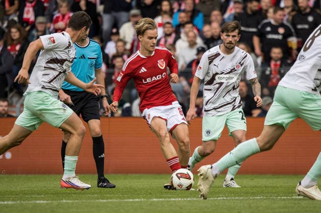 Cottbus, Deutschland 20. September 2026: 2. BL - 2026 2027 - Sp. 6 - FC Energie Cottbus gegen FC St. Pauli Im Bild: am Ball Lukas Michelbrink (Energie Cottbus) DFL DFB regulations prohibit any use of photographs as image sequences and or quasi-video. LEAG Energie Stadion Brandenburg Copyright: xFotostandx xWeilandx