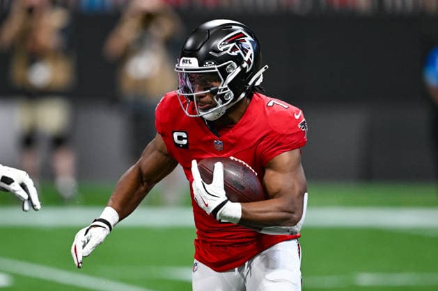 ATLANTA, GA - SEPTEMBER 20: Atlanta running back Bijan Robinson (7) runs the ball during the NFL, American Football Herren, USA game between the Carolina Panthers and the Atlanta Falcons on September 20th, 2026 at Mercedes-Benz Stadium in Atlanta, GA. (Photo by Rich von Biberstein Icon Sportswire) NFL: SEP 20 Panthers at Falcons EDITORIAL USE ONLY Icon260920007