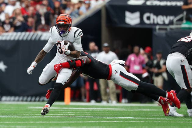 HOUSTON, TX - SEPTEMBER 20: Running back Chase Brown 30 of the Cincinnati Bengals runs with the ball as linebacker Azeez al-Shaair 0 of the Houston Texans attempts a tackle during the NFL, American Football Herren, USA football game between the Houston Texans and Cincinnati Bengals on September 20, 2026, at Reliant Stadium in Houston, TX. (Photo by David Buono Icon Sportswire) NFL: SEP 20 Bengals at Texans EDITORIAL USE ONLY Icon260920009