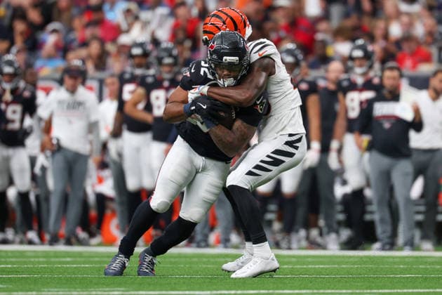 HOUSTON, TX - SEPTEMBER 20: Running back David Montgomery 32 of the Houston Texans powers the ball forward during the NFL, American Football Herren, USA football game between the Houston Texans and Cincinnati Bengals on September 20, 2026, at Reliant Stadium in Houston, TX. (Photo by David Buono Icon Sportswire) NFL: SEP 20 Bengals at Texans EDITORIAL USE ONLY Icon260920019