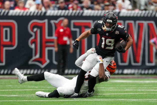 HOUSTON, TX - SEPTEMBER 20: Wide receiver Xavier Hutchinson 19 of the Houston Texans catches the ball as cornerback Dax Hill 23 of the Cincinnati Bengals tries to bring him to the turf during the NFL, American Football Herren, USA football game between the Houston Texans and Cincinnati Bengals on September 20, 2026, at Reliant Stadium in Houston, TX. (Photo by David Buono Icon Sportswire) NFL: SEP 20 Bengals at Texans EDITORIAL USE ONLY Icon260920024