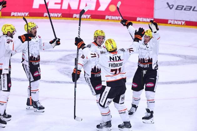 Frankfurter Spieler feiern das Tor zum 3:3 gegen Koeln durch Eric Jonathan Uba (Loewen Frankfurt, 18, 3. von rechts) GER, Kölner Haie vs Loewen Frankfurt, Eishockey, PENNY DEL, 2. Spieltag, Spielzeit 2026 2027, 20.09.2026 GER, Kölner Haie vs Loewen Frankfurt, Eishockey, PENNY DEL, 2. Spieltag, Spielzeit 2026 2027, 20.09.2026 Koeln Copyright: xEibner-Pressefoto RenexWeissx EP_RWS