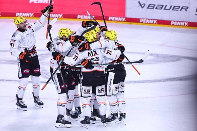 Frankfurter Spieler feiern das Tor zum 3:3 gegen Koeln GER, Kölner Haie vs Loewen Frankfurt, Eishockey, PENNY DEL, 2. Spieltag, Spielzeit 2026 2027, 20.09.2026 GER, Kölner Haie vs Loewen Frankfurt, Eishockey, PENNY DEL, 2. Spieltag, Spielzeit 2026 2027, 20.09.2026 Koeln Copyright: xEibner-Pressefoto RenexWeissx EP_RWS