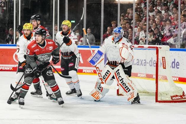 Eishockey Penny-DEL 2. Spieltag Kölner Haie - Löwen Frankfurt am 20.09.2026 in der Lanxess Arena in Köln Viel Verkehr vor Adam Scheel ( Frankfurt ), rechts Gemäß den Vorgaben der DEL Deutsche Eishockey Liga ist die Publikation und Weiterverwertung der Aufnahmen in elektronischen Medien und Endgeräten aller Art während des laufenden Spiels nicht zulässig.