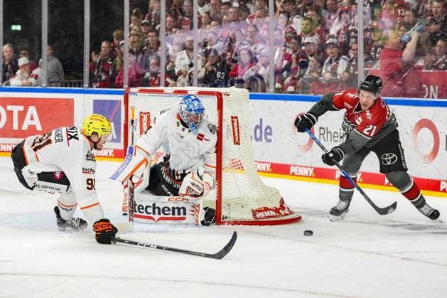 Eishockey Penny-DEL 2. Spieltag Kölner Haie - Löwen Frankfurt am 20.09.2026 in der Lanxess Arena in Köln Austin Wagner ( Frankfurt ), links - Adam Scheel ( Frankfurt ), mitte - Juhani Tyrväinen ( Köln ), rechts Gemäß den Vorgaben der DEL Deutsche Eishockey Liga ist die Publikation und Weiterverwertung der Aufnahmen in elektronischen Medien und Endgeräten aller Art während des laufenden Spiels nicht zulässig.