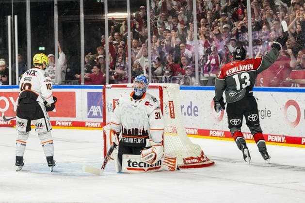 Eishockey Penny-DEL 2. Spieltag Kölner Haie - Löwen Frankfurt am 20.09.2026 in der Lanxess Arena in Köln Valtteri Kemiläinen ( Köln ), rechts - bejubelt seinen Siegtreffer zum 4:3 in der Overtime Gemäß den Vorgaben der DEL Deutsche Eishockey Liga ist die Publikation und Weiterverwertung der Aufnahmen in elektronischen Medien und Endgeräten aller Art während des laufenden Spiels nicht zulässig.