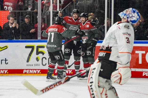 Eishockey Penny-DEL 2. Spieltag Kölner Haie - Löwen Frankfurt am 20.09.2026 in der Lanxess Arena in Köln Valtteri Kemiläinen ( Köln ), hinten rechts - bejubelt seinen Siegtreffer zum 4:3 in der Overtime Gemäß den Vorgaben der DEL Deutsche Eishockey Liga ist die Publikation und Weiterverwertung der Aufnahmen in elektronischen Medien und Endgeräten aller Art während des laufenden Spiels nicht zulässig.