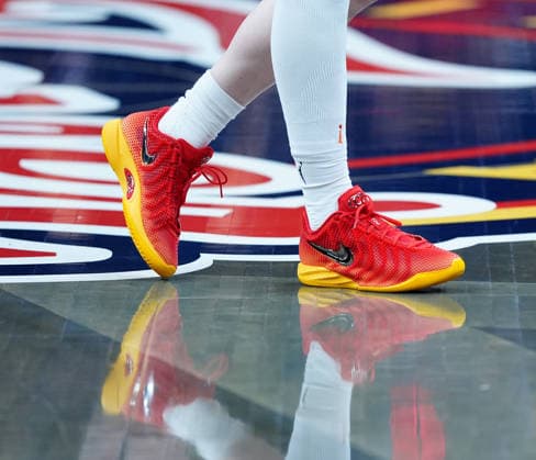 INDIANAPOLIS, IN - SEPTEMBER 20: Indiana Fever guard Caitlin Clark (22) wears her NIKE Caitlin 1 Sea of Red shoes while warming up before the game against the Washington Mystics on September 20, 2026, at Gainbridge Fieldhouse in Indianapolis, Indiana. (Photo by Brian Spurlock Icon Sportswire) WNBA, Basketball Damen, USA SEP 20 Washington Mystics at Indiana Fever EDITORIAL USE ONLY Icon26092011
