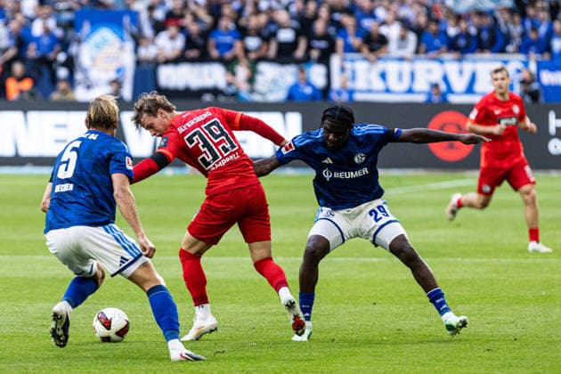 1. Bundesliga: FC Schalke 04 - SV Elversberg; 20.09.2026 Timo Becker (FC Schalke 04, 5), Cole Campbell (SV Elversberg, 39), Junior Dina Ebimbe (FC Schalke 04, 29) 1. Fußball Bundesliga 4.Spieltag: FC Schalke 04 - SV Elversberg; Veltins Arena, Gelsenkirchen; 20.09.2026 DFL regulations prohibit any use of photographs as image sequences and or quasi video. Copyright: xBEAUTIFULxSPORTS Buriakovx