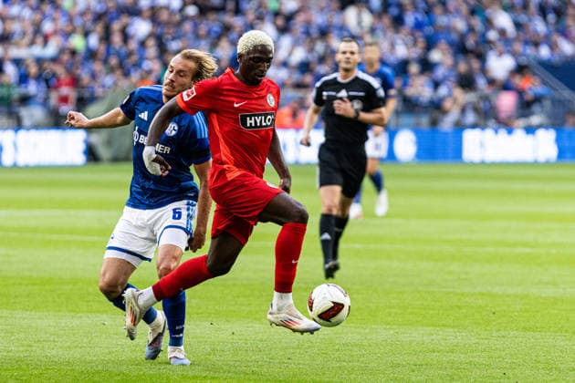 1. Bundesliga: FC Schalke 04 - SV Elversberg; 20.09.2026 Timo Becker (FC Schalke 04, 5), David Mokwa (SV Elversberg, 42) 1. Fußball Bundesliga 4.Spieltag: FC Schalke 04 - SV Elversberg; Veltins Arena, Gelsenkirchen; 20.09.2026 DFL regulations prohibit any use of photographs as image sequences and or quasi video. Copyright: xBEAUTIFULxSPORTS Buriakovx
