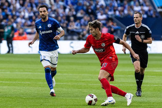 1. Bundesliga: FC Schalke 04 - SV Elversberg; 20.09.2026 Maximilian Rohr (SV Elversberg, 31) 1. Fußball Bundesliga 4.Spieltag: FC Schalke 04 - SV Elversberg; Veltins Arena, Gelsenkirchen; 20.09.2026 DFL regulations prohibit any use of photographs as image sequences and or quasi video. Copyright: xBEAUTIFULxSPORTS Buriakovx