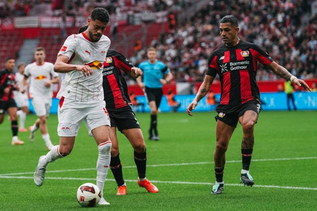 20.09.2026, xjmrgnx, Fussball 1.Bundesliga, Bayer 04 Leverkusen - RB Leipzig v.l. Zweikampf zwischen Romulo (40, Leipzig), Miguel Gutierrez (3, Leverkusen) und Facundo Medina (2, Leverkusen) (DFL DFB REGULATIONS PROHIBIT ANY USE OF PHOTOGRAPHS as IMAGE SEQUENCES and or QUASI-VIDEO) Leverkusen