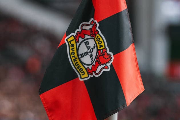 20.09.2026, xjmrgnx, Fussball 1.Bundesliga, Bayer 04 Leverkusen - RB Leipzig v.l. das Wappen von Leverkusen auf der Eckfahne (DFL DFB REGULATIONS PROHIBIT ANY USE OF PHOTOGRAPHS as IMAGE SEQUENCES and or QUASI-VIDEO) Leverkusen