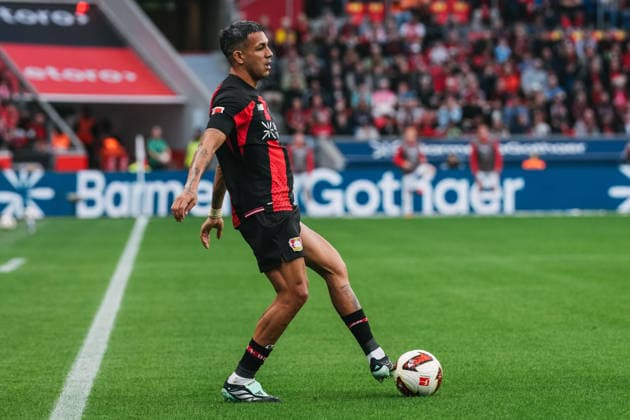 20.09.2026, xjmrgnx, Fussball 1.Bundesliga, Bayer 04 Leverkusen - RB Leipzig v.l. Facundo Medina (2, Leverkusen) mit Ball am Fuß (DFL DFB REGULATIONS PROHIBIT ANY USE OF PHOTOGRAPHS as IMAGE SEQUENCES and or QUASI-VIDEO) Leverkusen