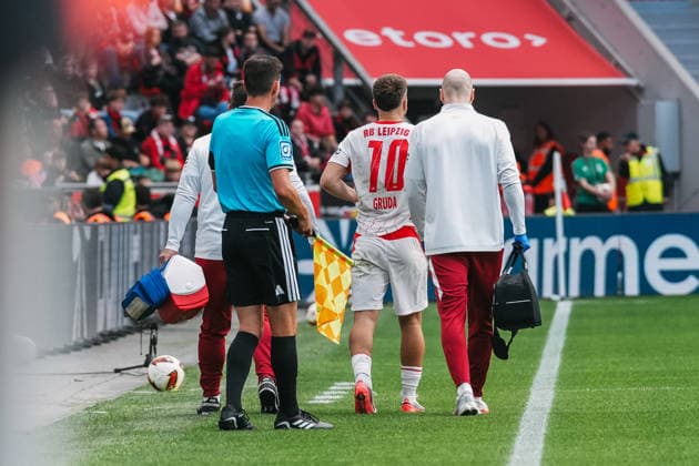 20.09.2026, xjmrgnx, Fussball 1.Bundesliga, Bayer 04 Leverkusen - RB Leipzig v.l. Brajan Gruda (10, Leipzig) nach der Verletzungsbedingten Auswechslung an der Seitenlinie (DFL DFB REGULATIONS PROHIBIT ANY USE OF PHOTOGRAPHS as IMAGE SEQUENCES and or QUASI-VIDEO) Leverkusen