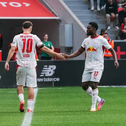 20.09.2026, xjmrgnx, Fussball 1.Bundesliga, Bayer 04 Leverkusen - RB Leipzig v.l. Brajan Gruda (10, Leipzig) nach der Verletzungsbedingten Auswechslung an der Seitenlinie klatscht mit Teamkollege Ridle Baku (17, Leipzig) ab (DFL DFB REGULATIONS PROHIBIT ANY USE OF PHOTOGRAPHS as IMAGE SEQUENCES and or QUASI-VIDEO) Leverkusen