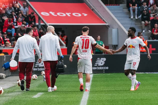 20.09.2026, xjmrgnx, Fussball 1.Bundesliga, Bayer 04 Leverkusen - RB Leipzig v.l. Brajan Gruda (10, Leipzig) nach der Verletzungsbedingten Auswechslung an der Seitenlinie klatscht mit Teamkollege Ridle Baku (17, Leipzig) ab (DFL DFB REGULATIONS PROHIBIT ANY USE OF PHOTOGRAPHS as IMAGE SEQUENCES and or QUASI-VIDEO) Leverkusen