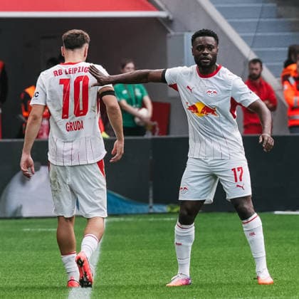20.09.2026, xjmrgnx, Fussball 1.Bundesliga, Bayer 04 Leverkusen - RB Leipzig v.l. Brajan Gruda (10, Leipzig) wird nach seiner verletzungsbedingten Auswechslung an der Seitenlinie von Ridle Baku (17, Leipzig) aufmunternd auf die Schulter geklopft (DFL DFB REGULATIONS PROHIBIT ANY USE OF PHOTOGRAPHS as IMAGE SEQUENCES and or QUASI-VIDEO) Leverkusen