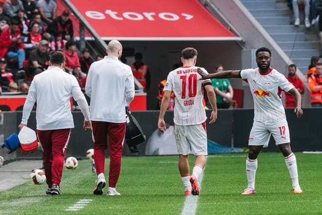 20.09.2026, xjmrgnx, Fussball 1.Bundesliga, Bayer 04 Leverkusen - RB Leipzig v.l. Brajan Gruda (10, Leipzig) wird nach seiner verletzungsbedingten Auswechslung an der Seitenlinie von Ridle Baku (17, Leipzig) aufmunternd auf die Schulter geklopft (DFL DFB REGULATIONS PROHIBIT ANY USE OF PHOTOGRAPHS as IMAGE SEQUENCES and or QUASI-VIDEO) Leverkusen
