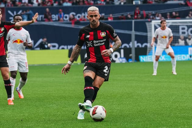 20.09.2026, xjmrgnx, Fussball 1.Bundesliga, Bayer 04 Leverkusen - RB Leipzig v.l. Aleix Garcia (24, Leverkusen) mit Ball am Fuß (DFL DFB REGULATIONS PROHIBIT ANY USE OF PHOTOGRAPHS as IMAGE SEQUENCES and or QUASI-VIDEO) Leverkusen