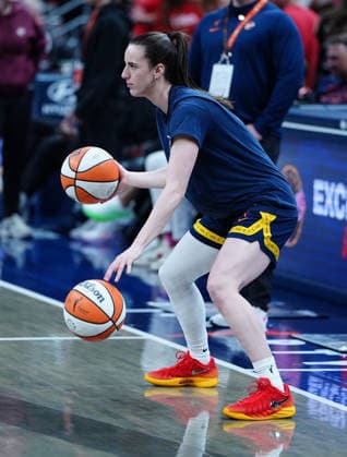 INDIANAPOLIS, IN - SEPTEMBER 20: Indiana Fever guard Caitlin Clark (22) wears her NIKE Caitlin 1 Sea of Red shoes while warming up before the game against the Washington Mystics on September 20, 2026, at Gainbridge Fieldhouse in Indianapolis, Indiana. (Photo by Brian Spurlock Icon Sportswire) WNBA, Basketball Damen, USA SEP 20 Washington Mystics at Indiana Fever EDITORIAL USE ONLY Icon26092012